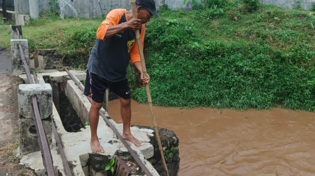Cegah Banjir, Warga Gotong Royong Bersihkan Sampah yang Nyangkut di Jembatan Cerme
