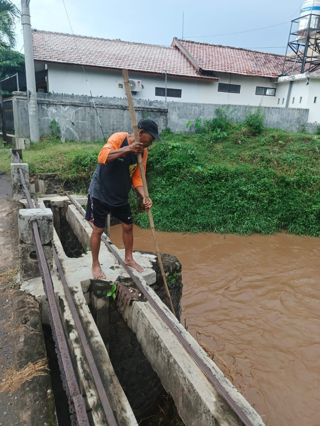 Cegah Banjir, Warga Gotong Royong Bersihkan Sampah yang Nyangkut di Jembatan Cerme