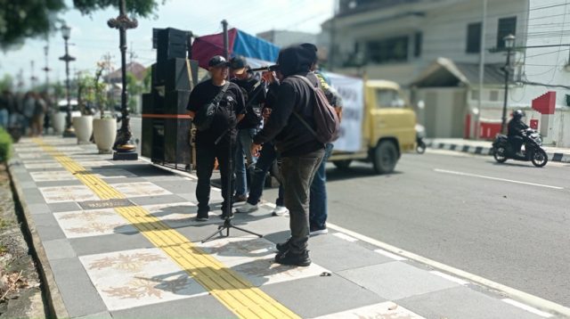 Ijazah Ditahan Sekolah, Pemkab Kediri Didemo