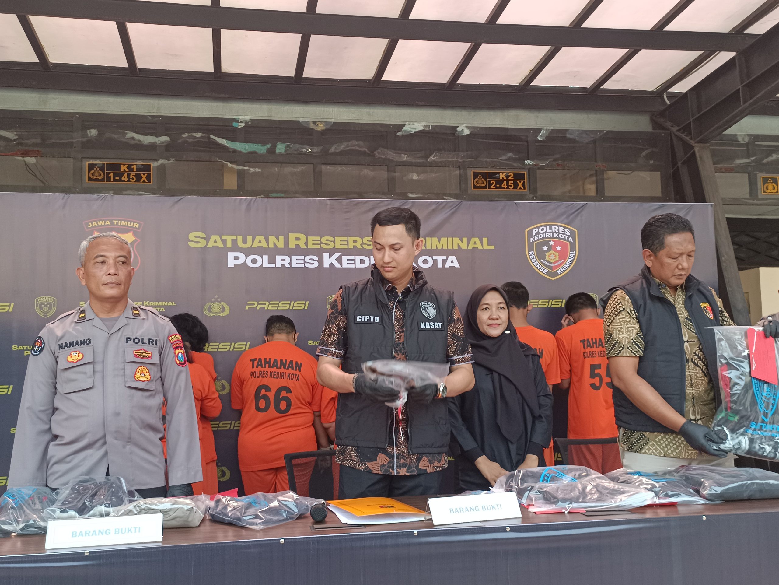 Remaja Beratribut Pencaksilat Dipukul Dobel Stik dan Dibacok Celurit, Tiga Pemuda Asal Mojo Diringkus Polres Kediri Kota