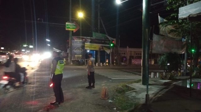 Kendaraan Padat Merayap Polisi Atur Lalu Lintas di Perempatan Branggahan