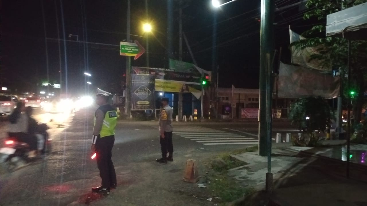 Kendaraan Padat Merayap Polisi Atur Lalu Lintas di Perempatan Branggahan