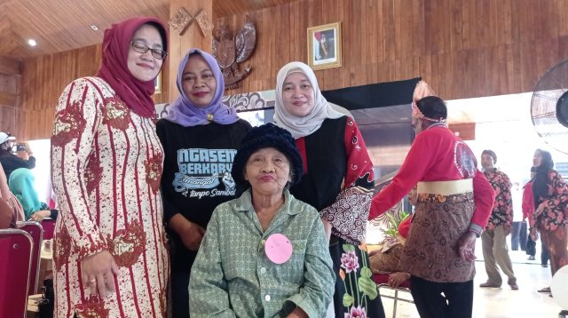 Usia 110 Tahun, Mbah Surip Ikuti Festival Lansia Kabupaten Kediri 2025