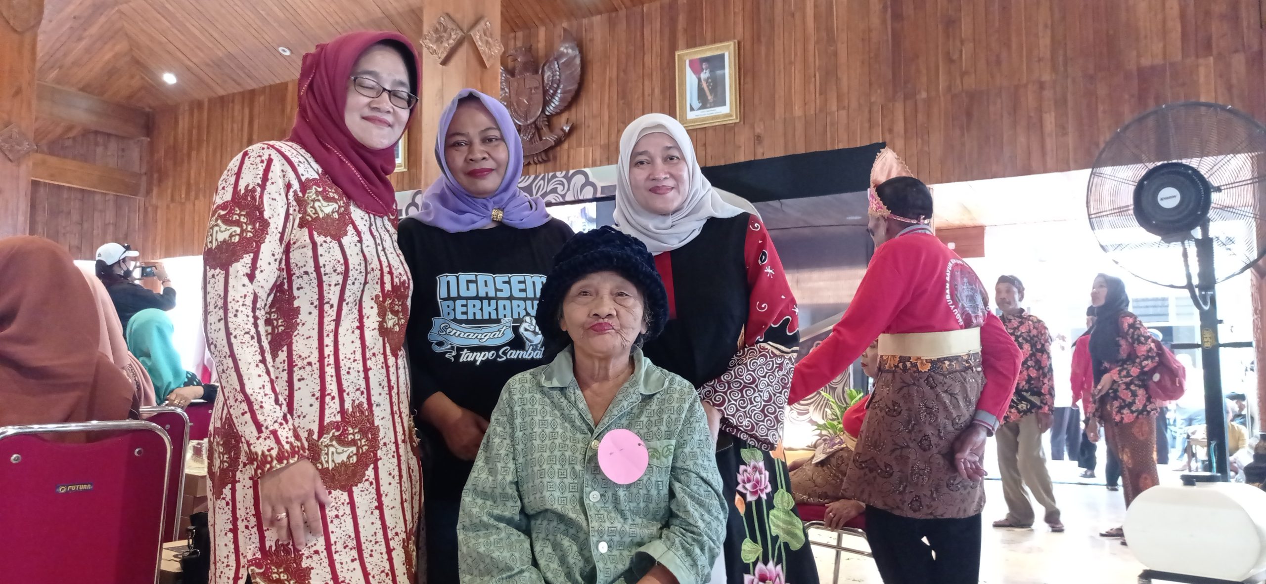 Usia 110 Tahun, Mbah Surip Ikuti Festival Lansia Kabupaten Kediri 2025
