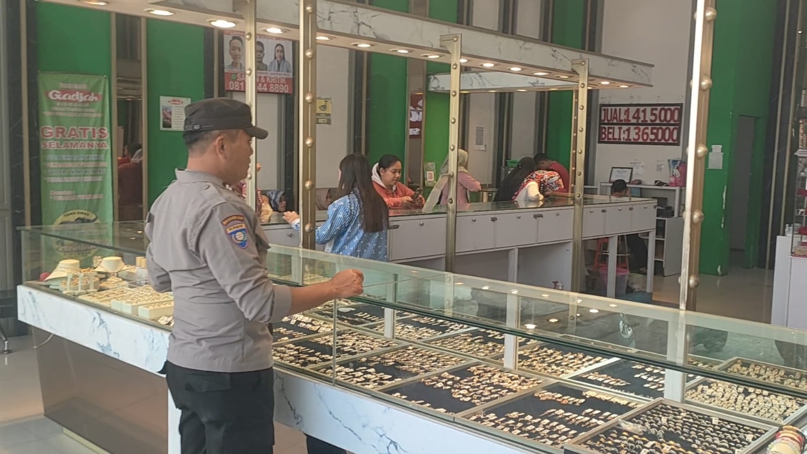 Libur Panjang, Polisi dari Polsek Kras Kediri Patroli Objek Vital 