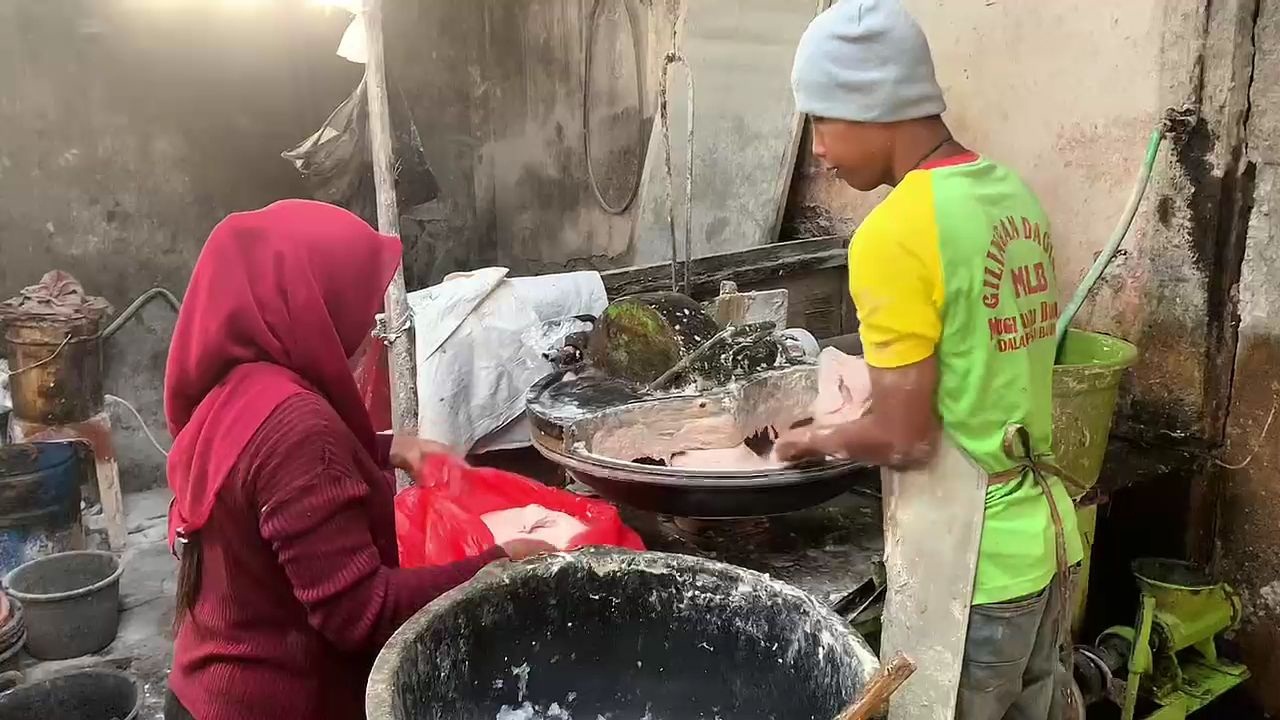Penggilingan Daging Jombang Kebanjiran Order, Tarif Jasa Rp3.500 – Rp 4.000 Per Kilogram