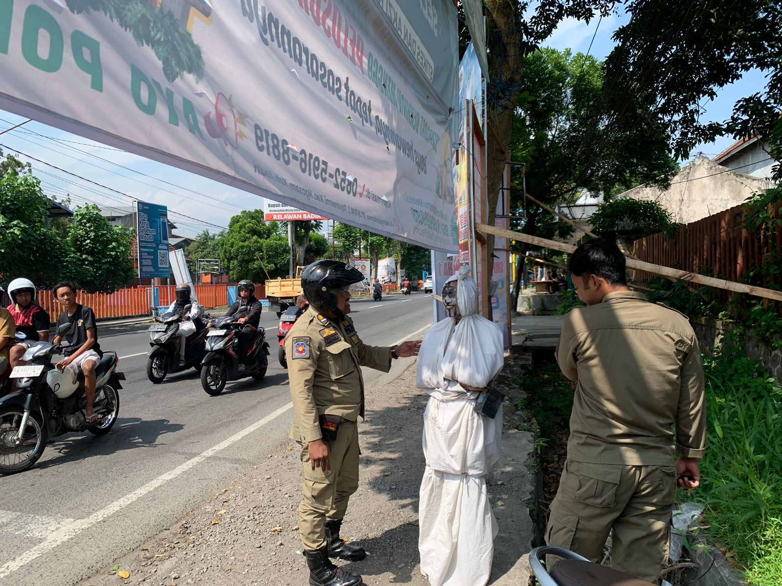 Pocong Ngamen Terjaring Razia Satpol PP Kediri