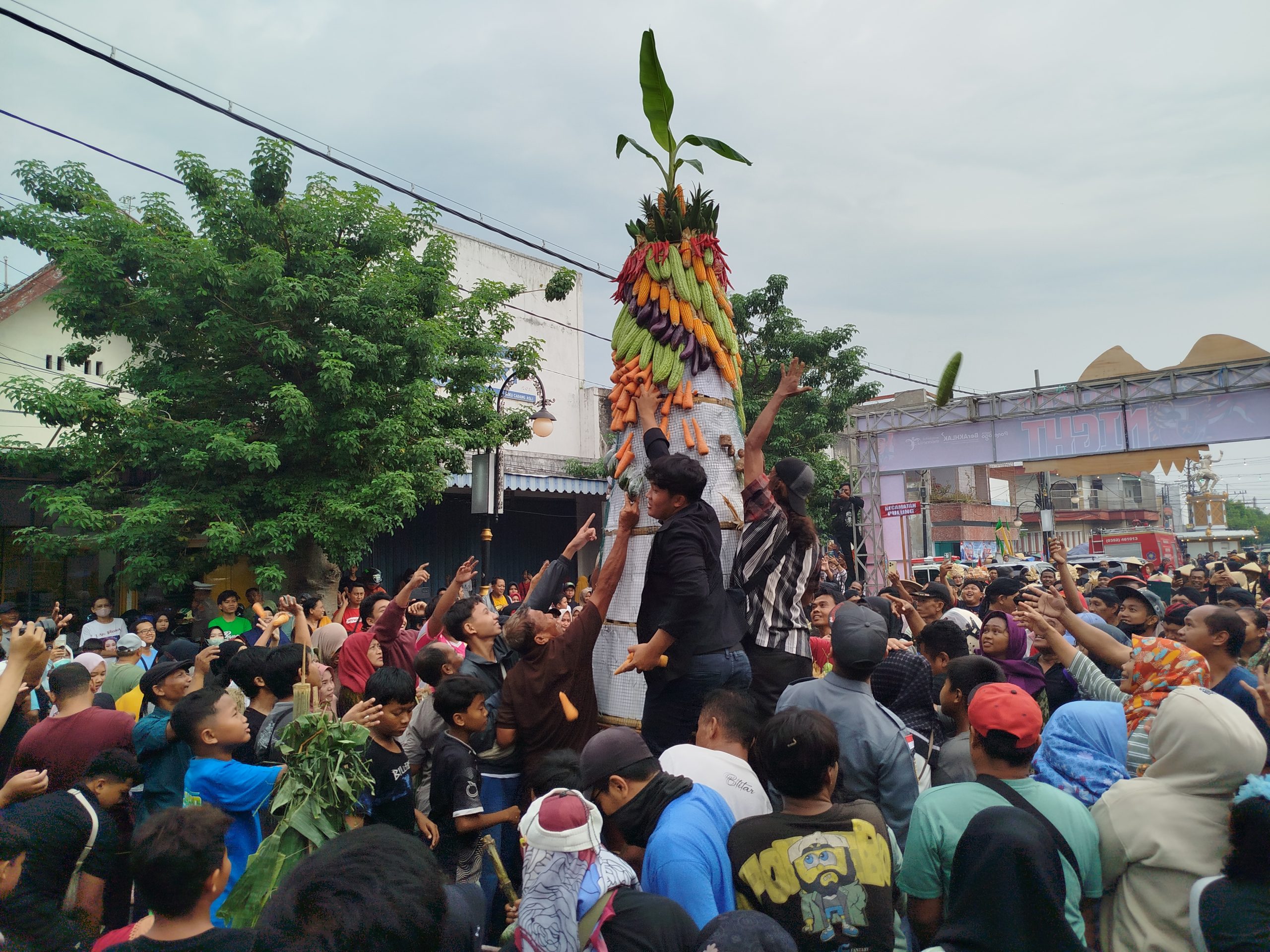 Peringatan Hari Lahir Pancasila, Pemkab Ponorogo Arak 21 Gunungan Hasil Bumi