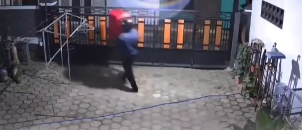Pencuri Burung Kontes Beraksi di Ponorogo, Aksi Lompat Pagar Terekam CCTV dan Viral