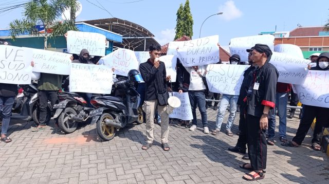 Tuntut Peningkatan Pelayanan, Puluhan Orang Demo RSUD dr. Harjono Ponorogo