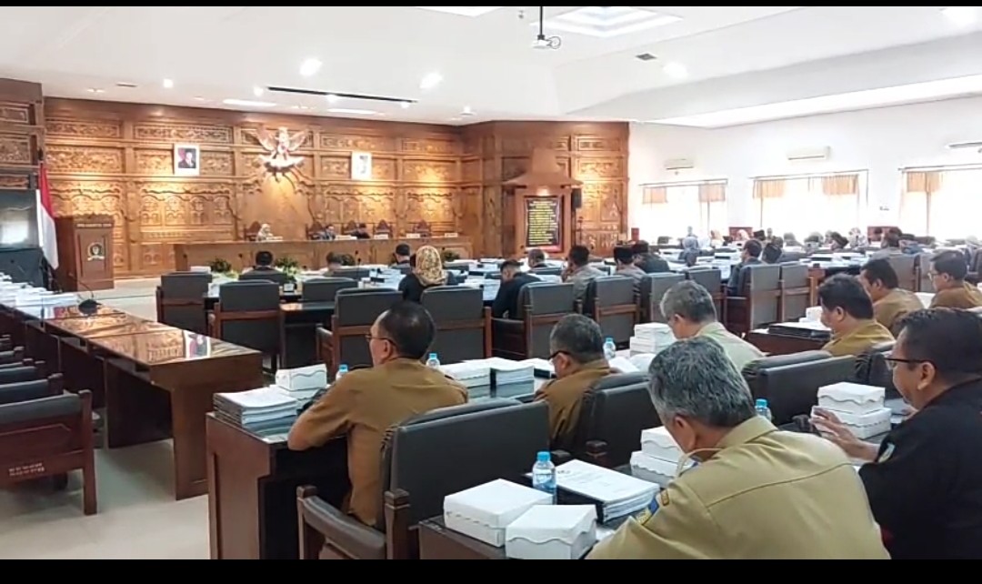 Rapat Paripurna Penyampaian Laporan Komisi, Penjelasan Raperda RPJMD Kabupaten Kediri 2025 - 2029 dan Raperda Pertanggung jawaban APBD Tahun 2024