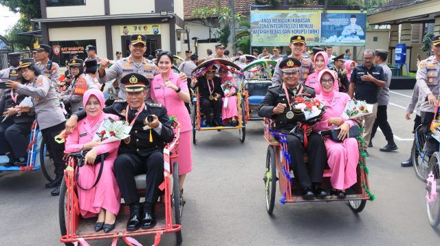 Wisuda Purna Bakti Pegawai Negeri Polres Kediri Berjalan, Penuh Haru, Pedang Pora hingga Diantar Naik Becak 