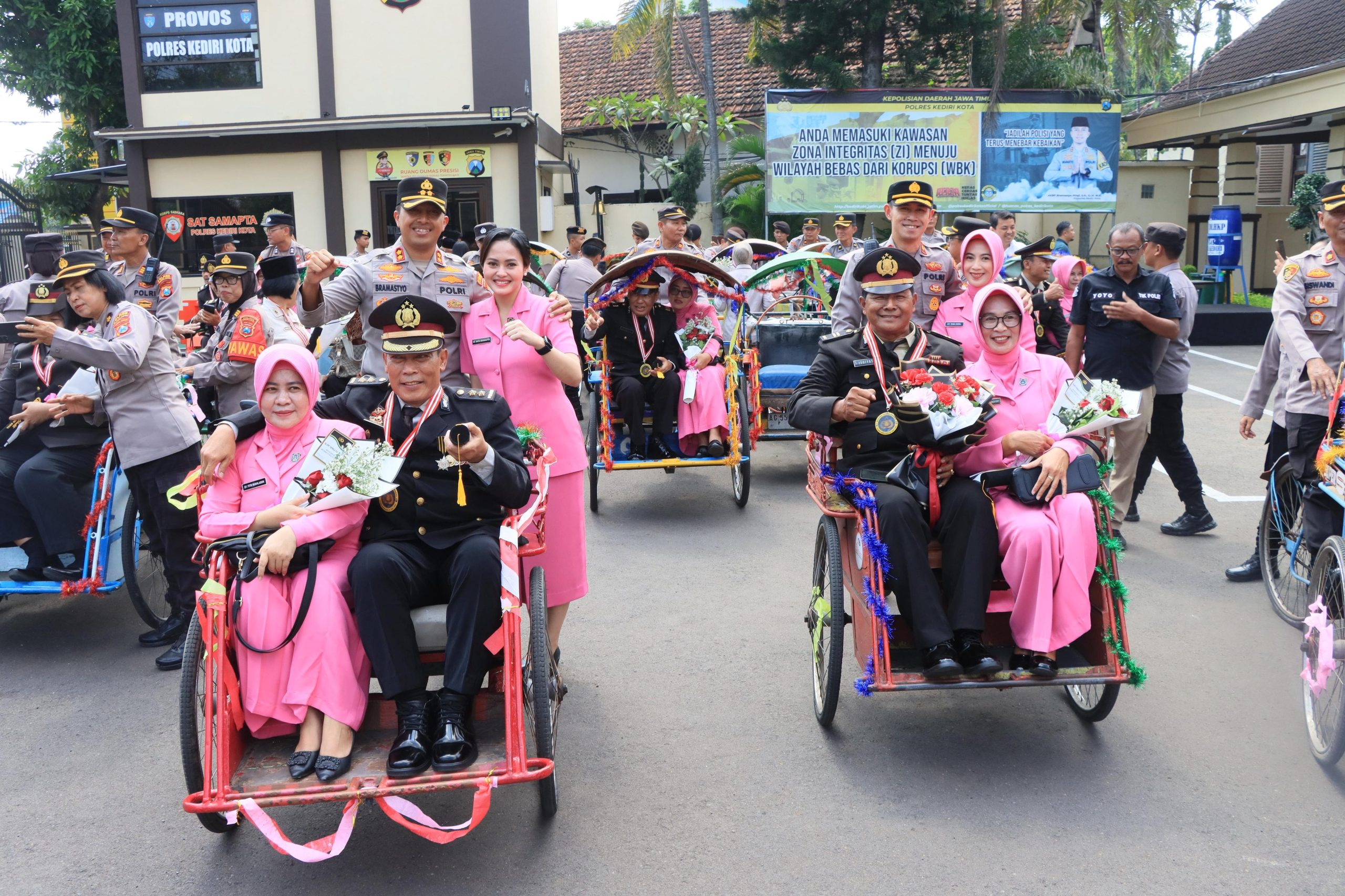 Wisuda Purna Bakti Pegawai Negeri Polres Kediri Berjalan, Penuh Haru, Pedang Pora hingga Diantar Naik Becak 