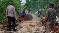 Bersama Warga Ngetrep, Polisi Gotong Royong Perbaiki Gorong-gorong