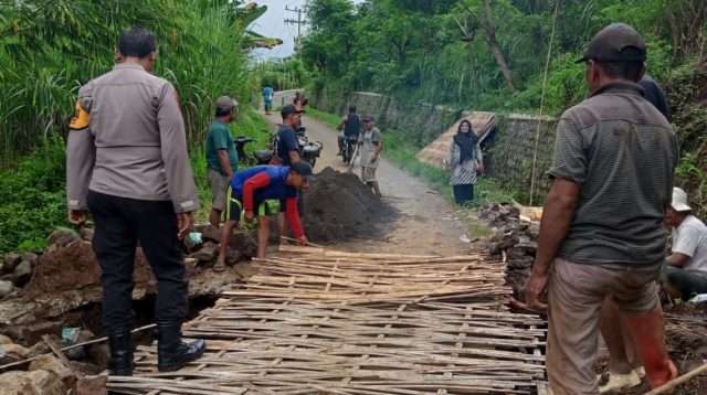 Bersama Warga Ngetrep, Polisi Gotong Royong Perbaiki Gorong-gorong