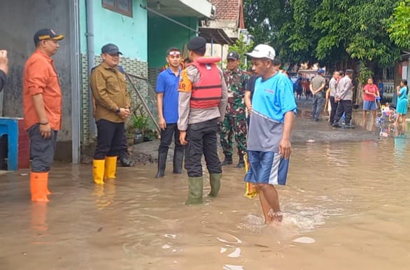 Kapolres Jombang Salurkan Bantuan untuk Warga Terdampak Banjir di Kademangan