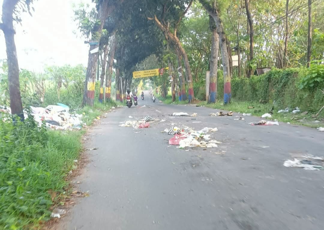 Jalan Desa Bantengan Madiun Berserakan Sampah, Kades Bungkam