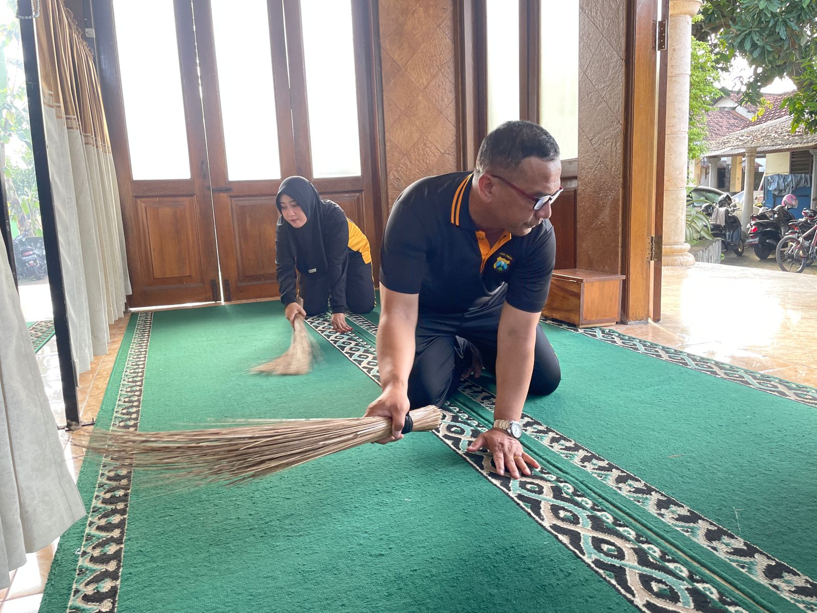 Sambut Hari Bhayangkara, Polsek Ngadiluwih Bersih-bersih Tempat Ibadah