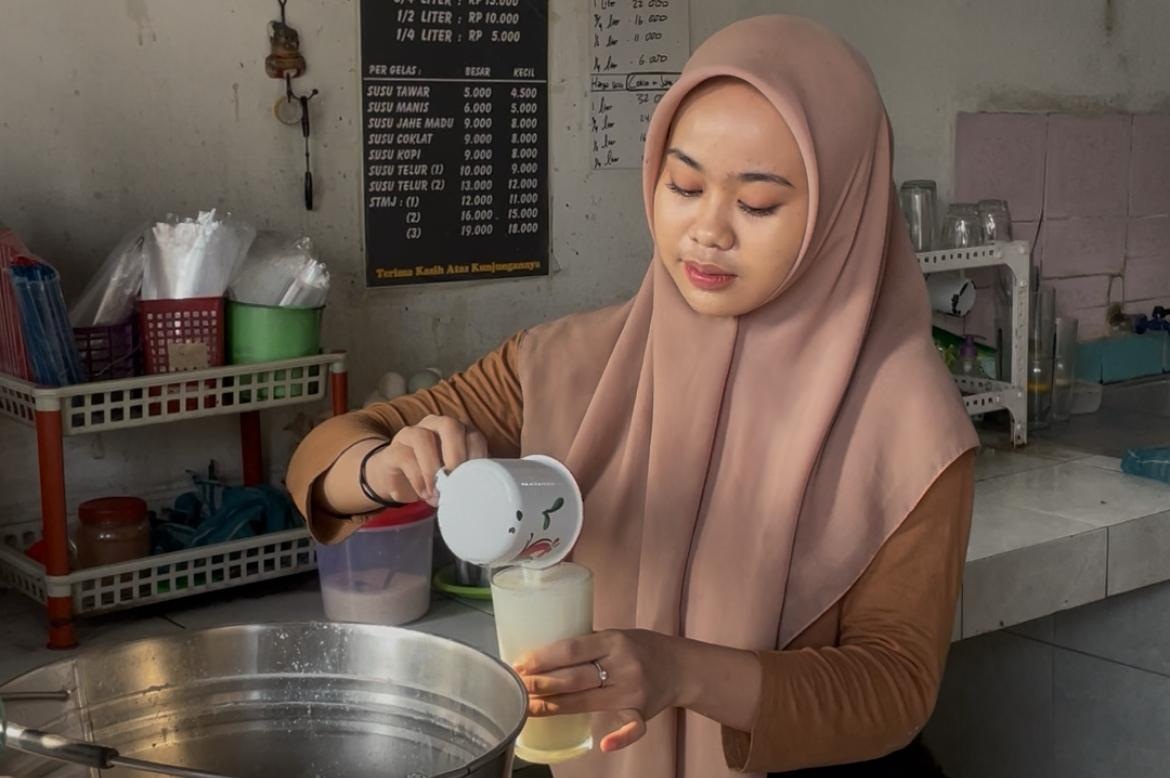 Segar Menyehatkan, Kedai Susu Legendaris Sambong Tetap Jadi Favorit Warga