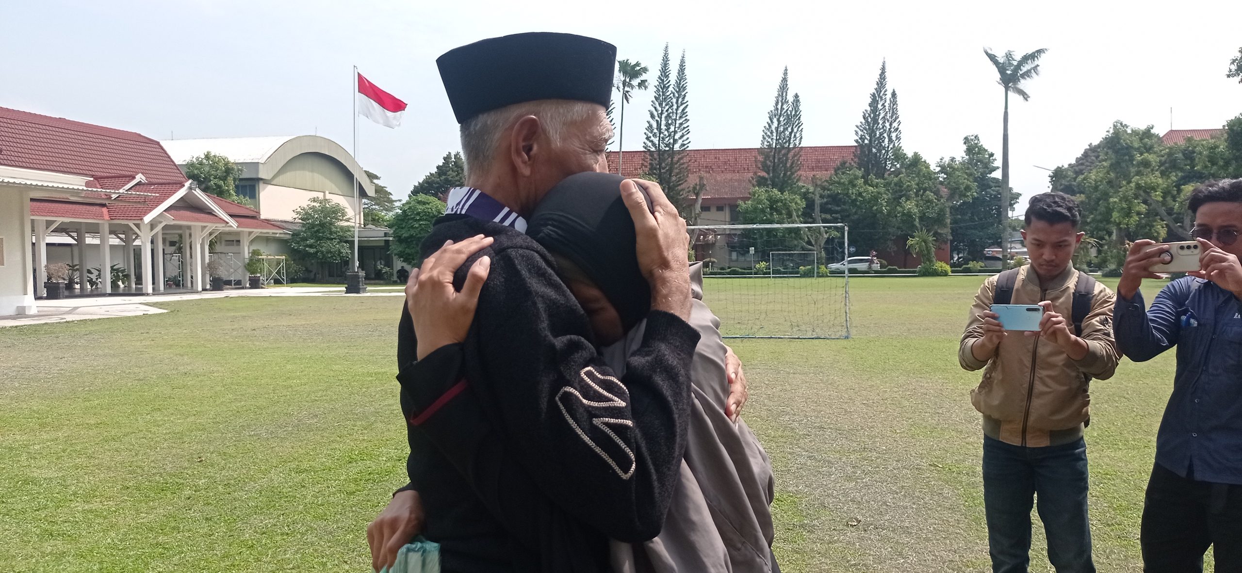 Isak Tangis Warnai Penyambutan Jamaah Haji Kabupaten Kediri Kloter 45