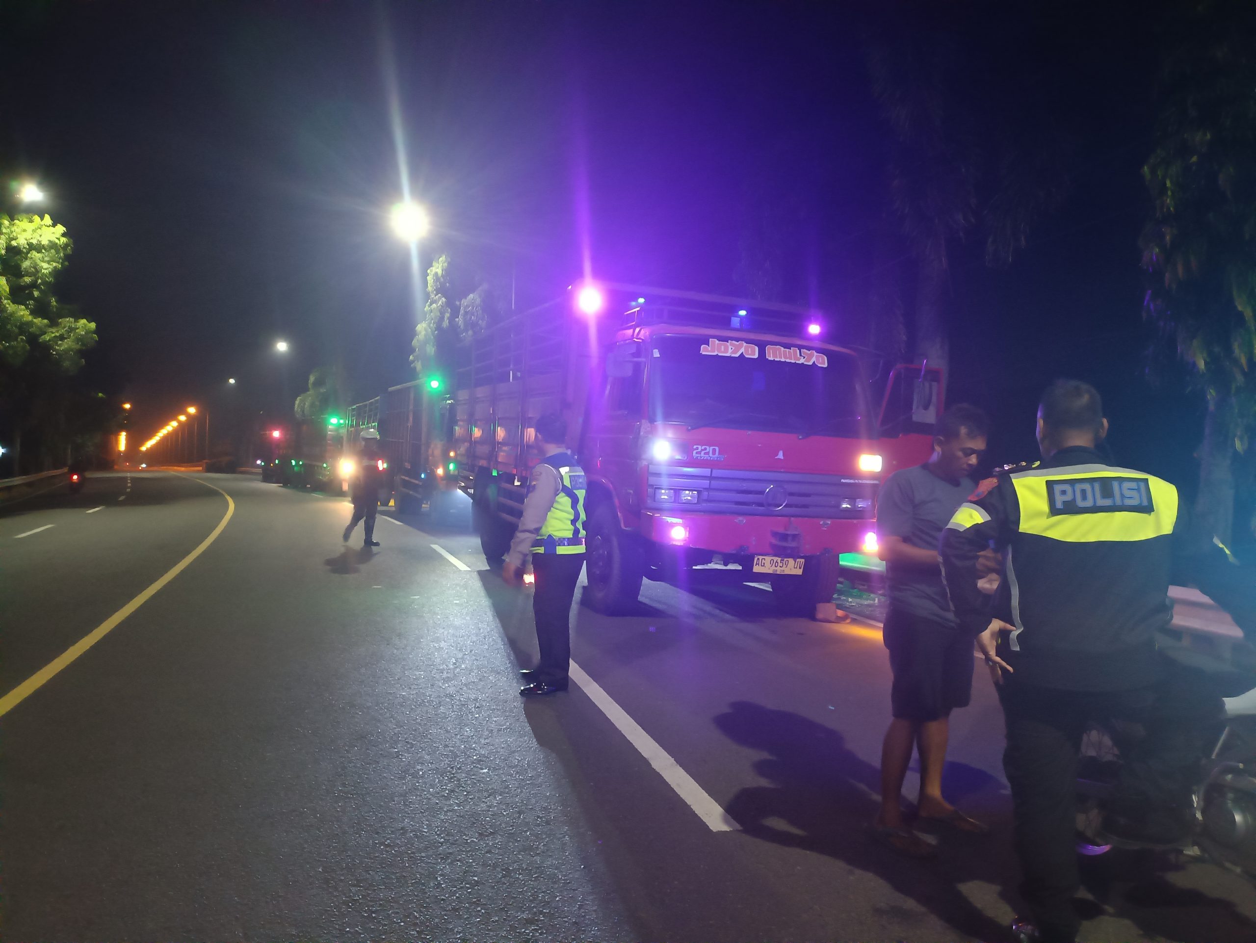 Truk Parkir Sembarangan Dapat Peringatan Polisi