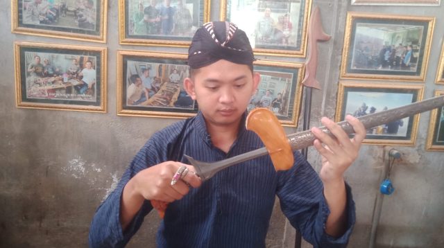 Jelang Bulan Suro, Perajin Warangka di Jombang Kebanjiran Pesanan