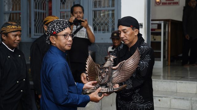 Grebeg Pancasila di Kota Blitar Diawali Bedhol Pusaka, Tetap Bermakna Meski Sempat Diguyur Rintik Hujan
