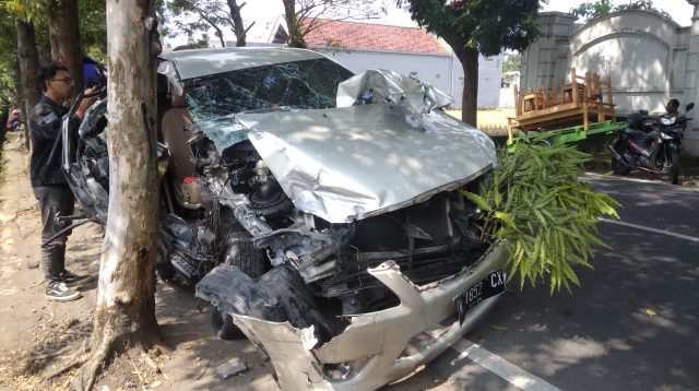 Ngantuk, Innova Tabrak Truk di Kota Blitar hingga Ringsek Total