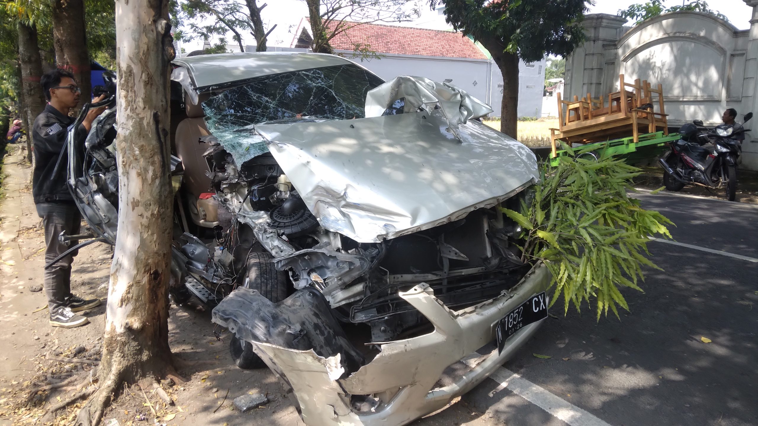 Ngantuk, Innova Tabrak Truk di Kota Blitar hingga Ringsek Total