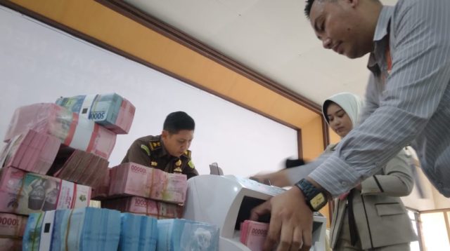 Uang Kasus Dugaan Korupsi Dam Kalibentak Dipamerkan, Gus Ison, Titipkan Rp 1,1 Miliar ke Jaksa