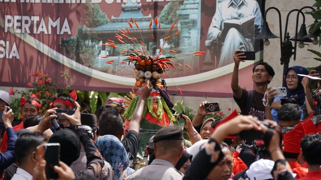 Peringatan Hari Kelahiran Pancasila, Ribuan Warga Berebut Gunungan Hasil Bumi di Halaman Makam Bung Karno