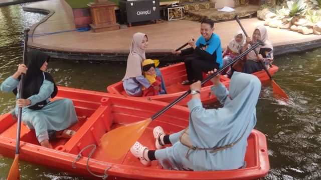 Isi Liburan di Wisata Edukasi Kampung Coklat, Sensasi Makan Coklat Sepuasnya dengan Parade Drumband
