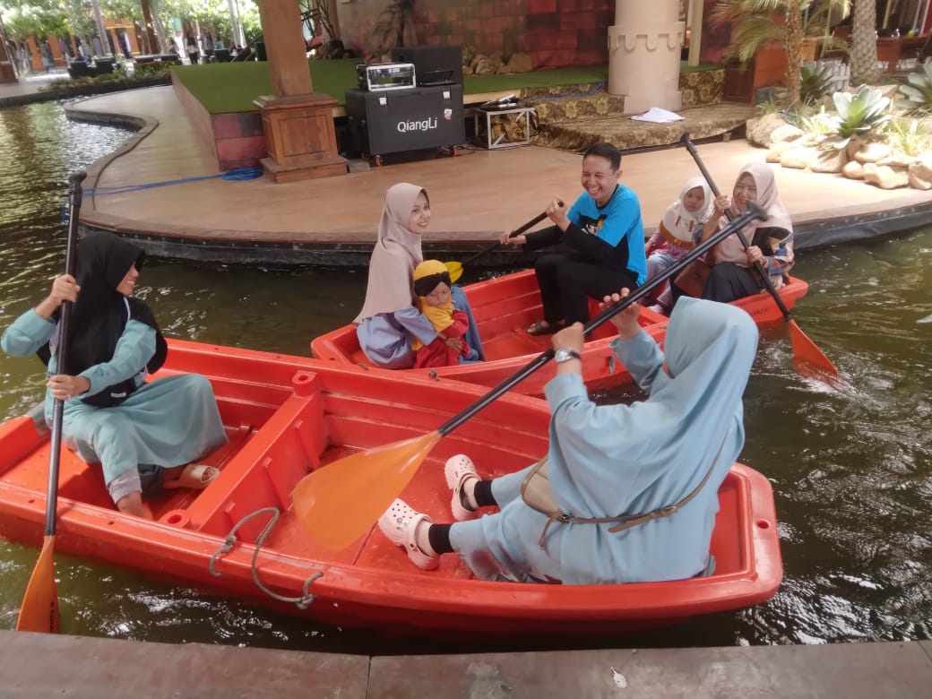 Isi Liburan di Wisata Edukasi Kampung Coklat, Sensasi Makan Coklat Sepuasnya dengan Parade Drumband