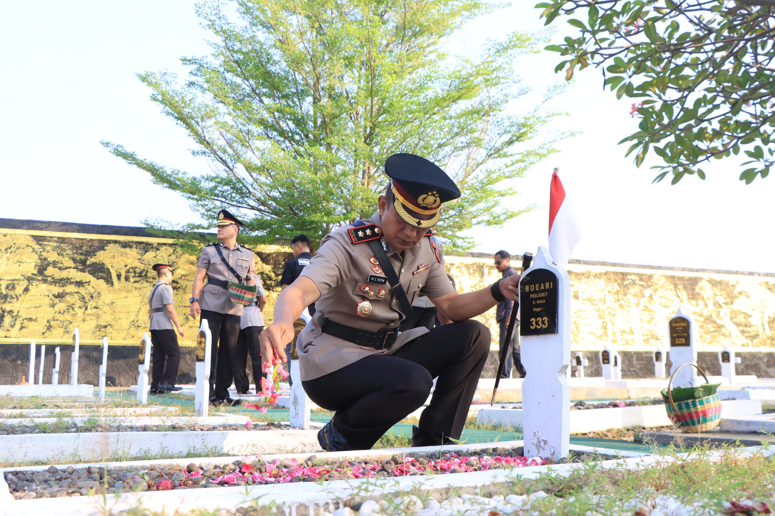 Ziarah di Taman Makam Pahlawan Madiun Peringati Hari Bhayangkara ke-79