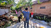 IMG-20250607-WA0013 Balon Raksasa Jatuh di Depan Halaman Rumah Warga Ponorogo. Polisi: Masih Ada Api dan Petasan