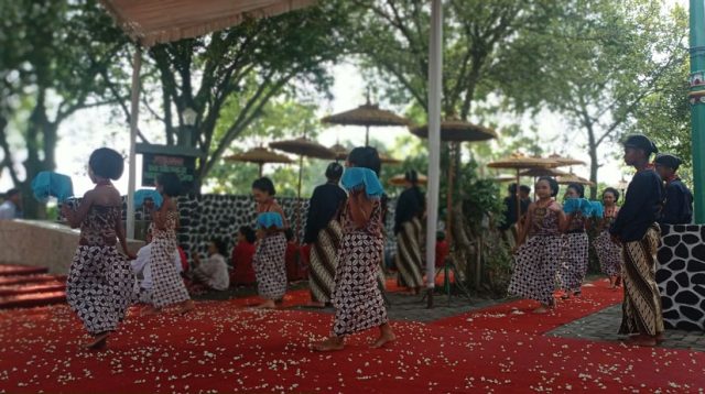 Penari Penabur Bunga di Sendang Tirto Kamandanu Harus Gadis Suci yang Belum Datang Bulan