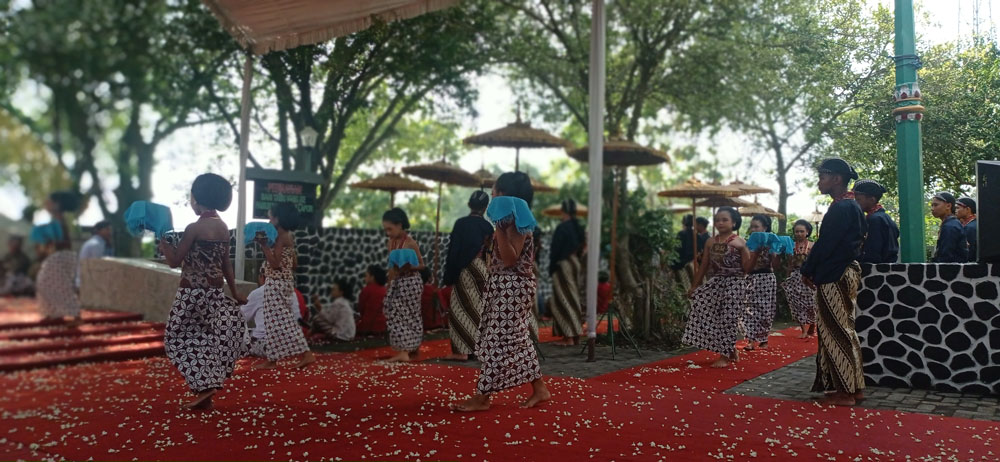 Penari Penabur Bunga di Sendang Tirto Kamandanu Harus Gadis Suci yang Belum Datang Bulan