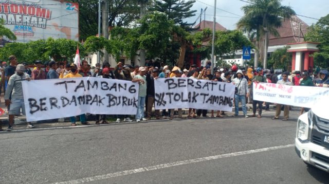demo petani di Blitar tolak tambang pasir