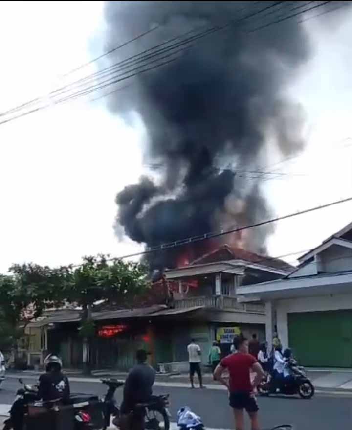 Korsleting Listrik, Kebakaran Toko Bangunan di Blitar Merugikan Rp 50 Juta 