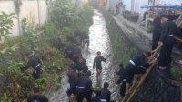 Pendekar PSHT Blitar Peduli Lingkungan, Kompak Bersih-bersih Sungai