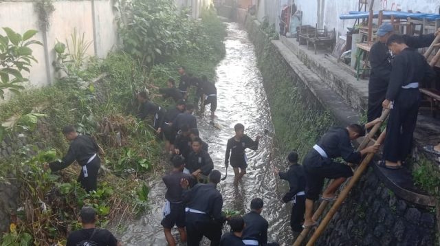 Pendekar PSHT Blitar Peduli Lingkungan, Kompak Bersih-bersih Sungai