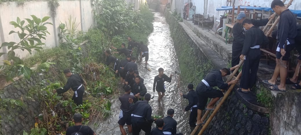 Pendekar PSHT Blitar Peduli Lingkungan, Kompak Bersih-bersih Sungai