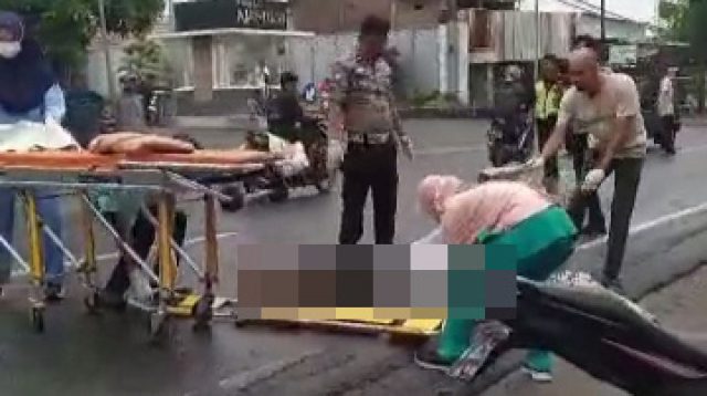 Tertabrak Truk, Pengendara Motor Tewas di Depan Masjid Namira Lamongan