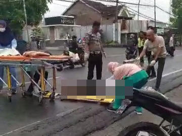 Tertabrak Truk, Pengendara Motor Tewas di Depan Masjid Namira Lamongan