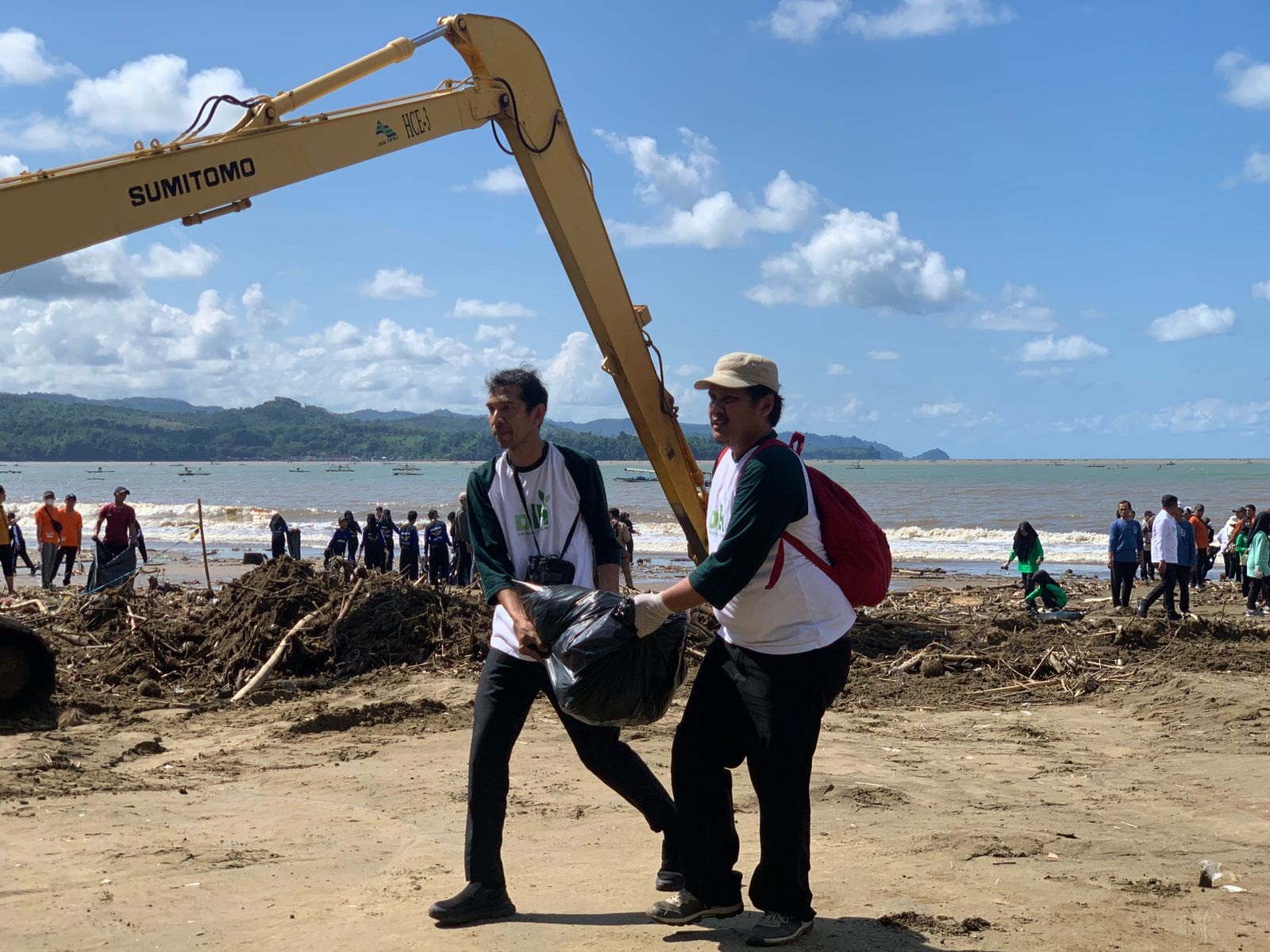 Alat Berat Bersihkan Tumpukan Sampah di Pantai Gemah, Ketua Pokdarwis: Diperkirakan 10 Hari Rampung