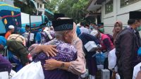 Tiba di Nganjuk, Ratusan Jemaah Haji Kloter 45 Disambut Haru
