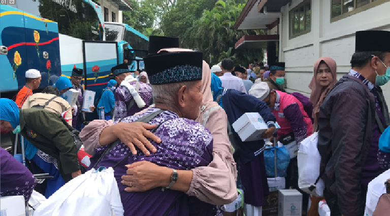 Tiba di Nganjuk, Ratusan Jemaah Haji Kloter 45 Disambut Haru