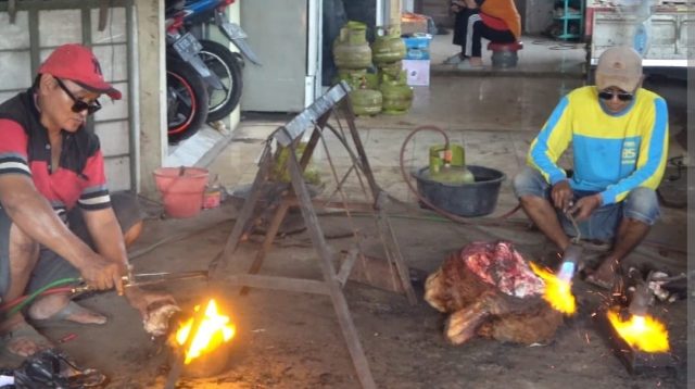 Perayaan Hari Raya Idul Adha, Tempat Pembakaran Kepala dan Kaki Hewan di Lamongan Banjir Pelanggan