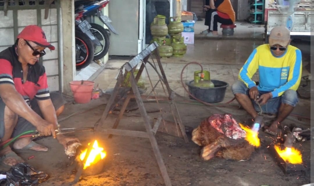 Perayaan Hari Raya Idul Adha, Tempat Pembakaran Kepala dan Kaki Hewan di Lamongan Banjir Pelanggan