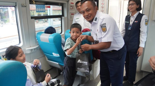 KAI Daop 7 Madiun Sapa Pelangggan KA Bagikan Souvenir Rayakan HUT ke-107 Kota Madiun